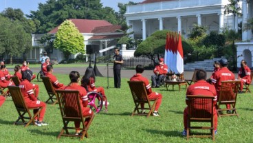 Jokowi Terima Raket dari Leani Ratri, Penyumbang Dua Emas di Paralimpiade Tokyo