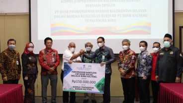 Bank Kalsel Serahkan Bantuan Banjir Kalteng