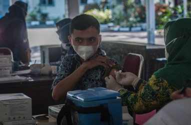 LaporCovid: Tenaga Kesehatan Sulit Dapat Vaksin Covid-19 Dosis 3