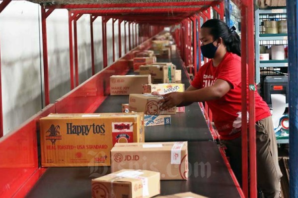 Aktivitas pekerja di Warehouse JD.ID Marunda, Bekasi, Jawa Barat, Jumat (11/12/2020). Bisnis/Eusebio Chrysnamurti