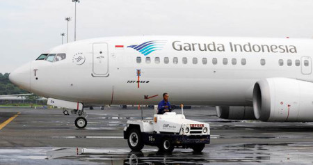 Teknisi beraktivitas di dekat pesawat Boeing 737 Max 8 milik Garuda Indonesia, di Garuda Maintenance Facility AeroAsia, bandara Soekarno-Hatta, Tangerang, Banten, Rabu (13/3/2019)./Reuters-Willy Kurniawan