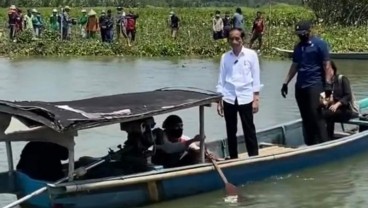 Di Luar Agenda, Jokowi Tiba-Tiba Naik Perahu untuk Sapa Warga Cilacap