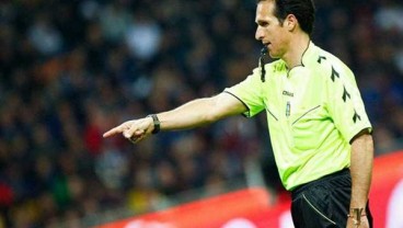 Mengenal Wasit Sepak Bola, Jumlah, Fungsi, Tugas, dan Posisinya