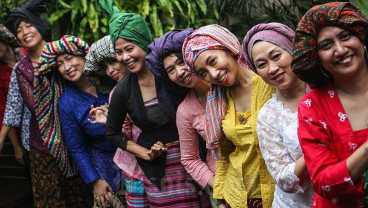 Sambut Hari Batik Nasional, Ngopi Tengkuluk Tampilkan Busana Daerah dan Aneka Penutup Kepala