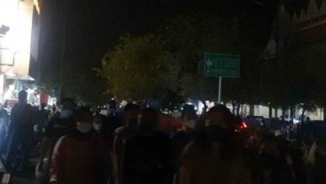 Jam Malam Masih Berlaku, Wisatawan Nekat Bertahan Penuh Sesak di Malioboro