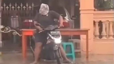 Viral Pemuda Pakai Plastik Untuk Tutupi Kepala saat Hujan, Ini Pentingnya Penggunaan Helm