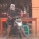 Viral Pemuda Pakai Plastik Untuk Tutupi Kepala saat Hujan, Ini Pentingnya Penggunaan Helm