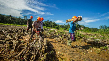 Pasca Banjir Bandang, Warga Mulai Membersihkan Sungai Hantakan di Kalimatan Selatan