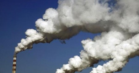 Asap membubung dari cerobong-cerobong asap sebuah pabrik pemanas di Jilin, China/Reuters