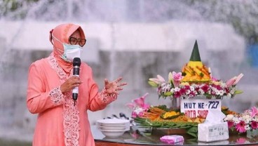 Viral Kisah Bayi Jadi Manusia Silver, Risma Turun Tangan