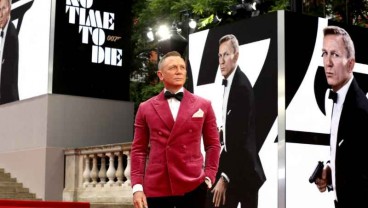 Tampil Ciamik di Premiere No Time To Die, Jas Warna Pink Daniel Craig Jadi Perdebatan 