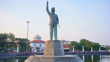 KAI Resmikan Patung Soekarno di Area Polder Stasiun Semarang Tawang