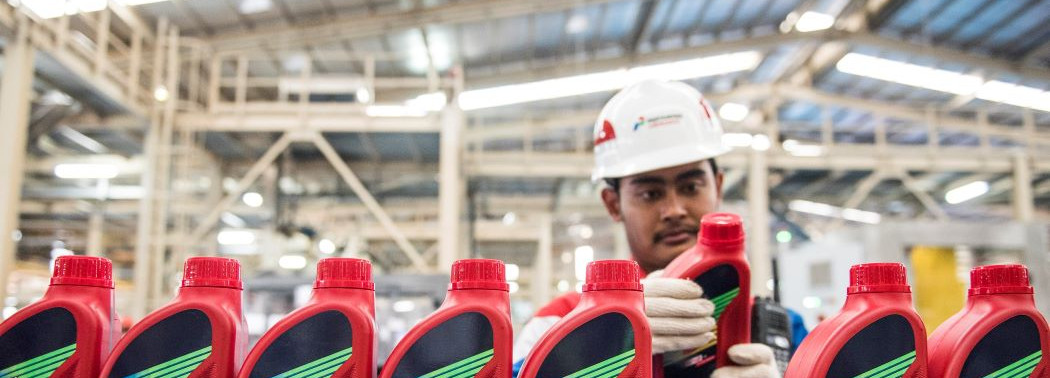 Pekerja memeriksa produk minyak pelumas dalam kemasan botol di Production Unit Jakarta Pertamina Lubricants./Antara - M Agung Rajasa