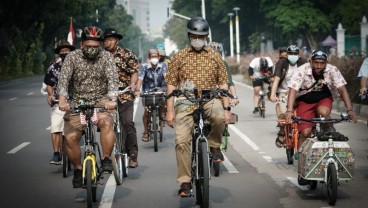 Cara Anies Peringati Hari Batik Nasional, Bersepeda dan Mengenakan Batik