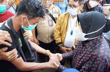 Kunjungi Korban Bencana Alam di Sumbar, Risma Ingin Cari Solusi