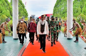 Saat Jokowi Janji Bangun Rumah untuk Warga Suku Asmat…