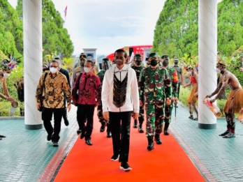 Saat Jokowi Janji Bangun Rumah untuk Warga Suku Asmat di Papua