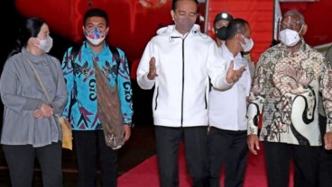 Momen Jokowi dan Puan Beli Jagung Rebus di Sela-Sela Kunker di Sorong