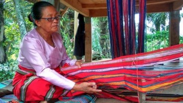 Perajin Tenun Maluku Didorong Memperkaya Motif