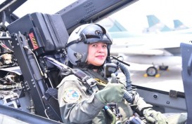 Puan Dapat Wing Penerbang pada HUT Ke-76 TNI