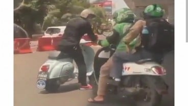 Viral, Video Pengendara Vespa Ribut dengan Pengemudi Ojol