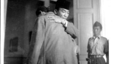 Fakta-fakta Tersembunyi di Balik Foto Pelukan Jenderal Soedirman dan Presiden Soekarno