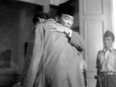 Fakta-fakta Tersembunyi di Balik Foto Pelukan Jenderal Soedirman dan Presiden Soekarno