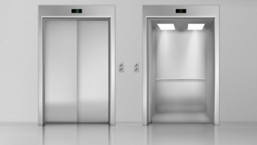 Detik-detik Petugas Damkar Evakuasi 5 Warga yang Terjebak di Lift Macet