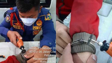 Aneh-aneh Mainan di Tangan, Warga Panik Minta Bantuan Damkar untuk Bukakan Borgol yang Terkunci