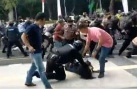 Viral Video Mahasiswa Dibanting Aparat Kepolisian saat Demo, Korban Langsung Kejang di Tempat 