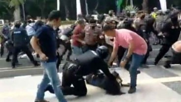 Viral Video Mahasiswa Dibanting Aparat Kepolisian saat Demo, Korban Langsung Kejang di Tempat 