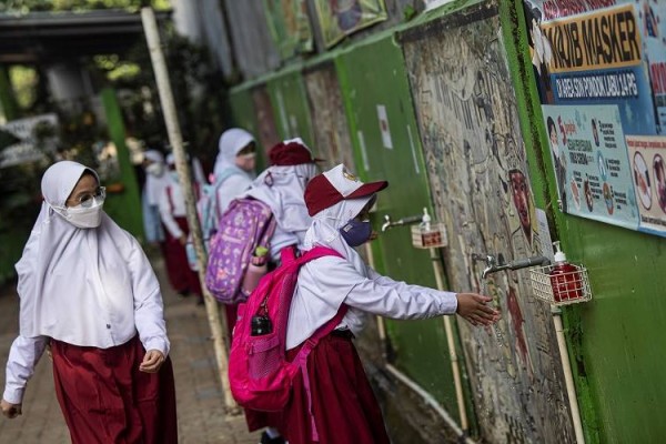 Sejumlah siswa mencuci tangannya seusai mengikuti embelajaran tatap muka di SDN Pondok Labu 14 Pagi, Jakarta Selatan, Senin (30/8/2021). Sebanyak 610 sekolah di Ibu Kota menggelar pembelajaran tatap muka secara terbatas dengan protokol kesehatan ketat. ANTARA FOTO/Sigid Kurniawan