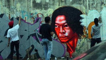 Perindah Tampilan Kota, Seniman Membuat Mural di Flyover Kranji Bekasi