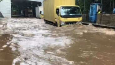 Hujan Disertai Angin Kencang Melanda Yogyakarta, Baliho Ambruk dan Sejumlah Ruas Jalan Tergenang Air