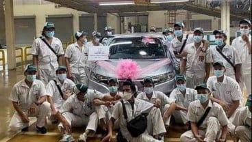 Honda Jazz Berhenti Produksi di Thailand, Para Pekerja Foto Bersama Unit Terakhir