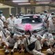 Honda Jazz Berhenti Produksi di Thailand, Para Pekerja Foto Bersama Unit Terakhir
