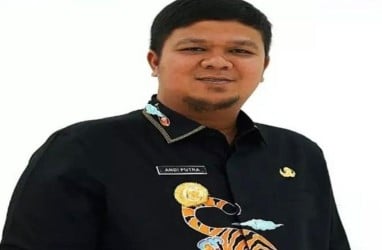 Terjaring OTT KPK, Ini Profi Bupati Kuansing Andi Putra