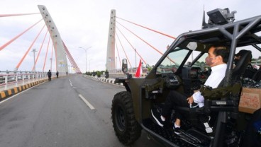 Presiden Jokowi Jajal Jembatan Sei Alalak Naik Rantis