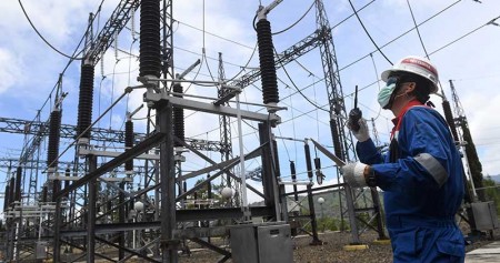 Petugas mengecek instalasi di PLTP Kamojang, Garut, Jawa Barat, Rabu (8/9/2021). Pertamina menargetkan penurunan emisi Gas Rumah Kaca (GRK) pada tahun 2030 diantaranya melalui pemanfaatan energi rendah karbon dan efisiensi energi sebagai komitmen perseroan terhadap implementasi Environmental, Social and Governance (ESG). ANTARA FOTO/Indrianto Eko Suwarso