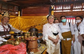 Didampingi Putranya, Sukmawati Tuntaskan Ritual Hindu Bali Sudhi Wadani
