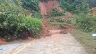 Longsor Tutup Jalan Nasional Mamuju-Mamasa Sulawesi Barat
