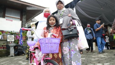 Lima Anak Bajang Potong Rambut Gimbal di Dieng