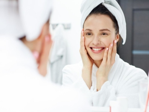 Ilustrasi perempuan mengaplikasikan perawatan wajah (skincare) saat pagi dan malam hari/Freepik.com