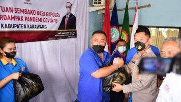 Polri Salurkan Ribuan Paket Sembako ke 18 Kawasan Buruh