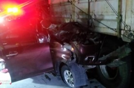 Avanza Seruduk Truk Tronton di Tol Solo-Ngawi, Ini…