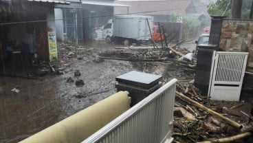 Banjir Bandang Terjang Kota Batu, Mobil Hanyut, Rumah Rusak