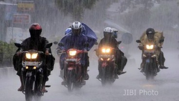 Waspada! Cuaca Jakarta Potensi Hujan Disertai Angin Kencang hingga Malam Hari