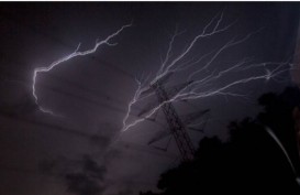 Cuaca Jakarta 8 November, Hujan Disertai Kilat dan Angin Kencang