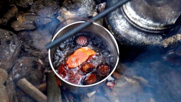 Suku Dayak Membuat Racikan Minuman Untuk Kesehatan