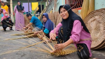 Dari Usaha Lidi Nipah, Nasabah BTPN Syariah Ini Bisa Beli Kebun Sawit